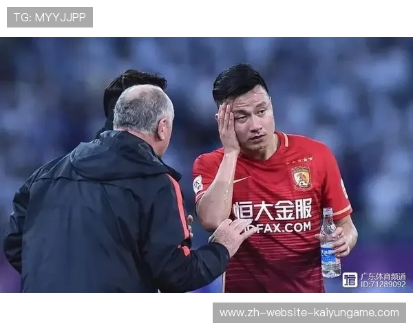 中场拦断后一条龙推进形成完美配合进球